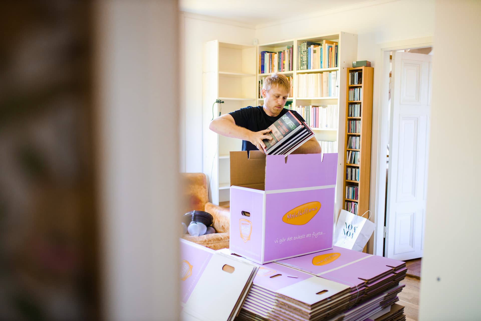 Möbelkillarna flyttbil ute och kör i öppet landskap